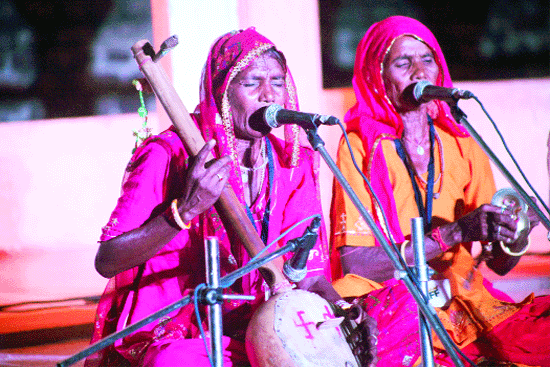 Songstresses from the dunes