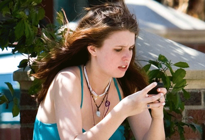 Texting on smartphones can alter your brain rhythm