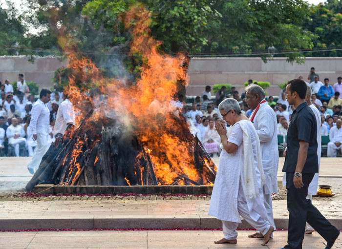 Vajpayee laid to rest, daughter Namita lights funeral pyre