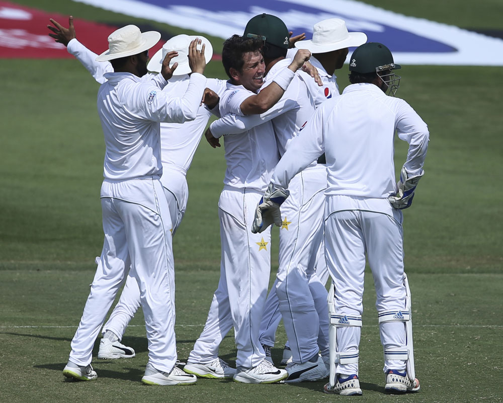 Australia slump to 91-7 after Abbas and Asif strike