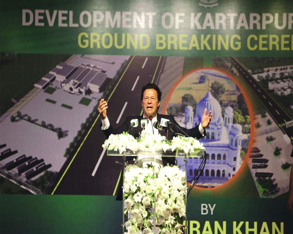 Imran raises Kashmir at Kartarpur