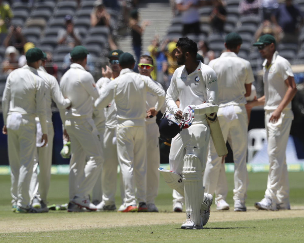 India crash to 140 all out, Australia level series