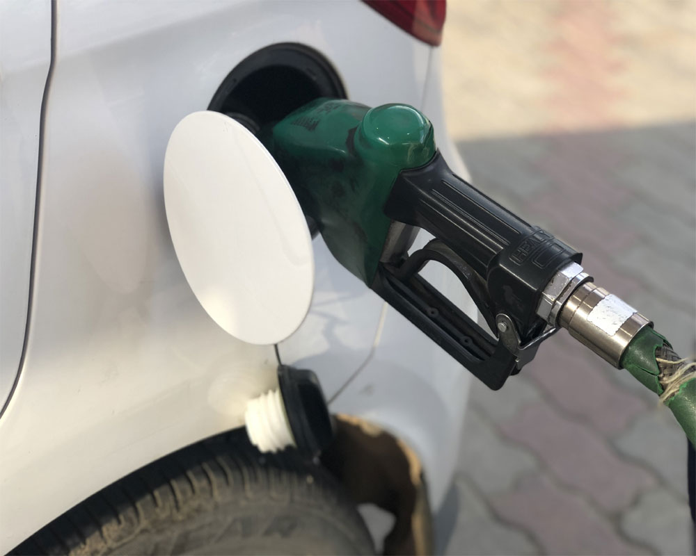 Maha govt reduces petrol price by Rs 2.50 per litre