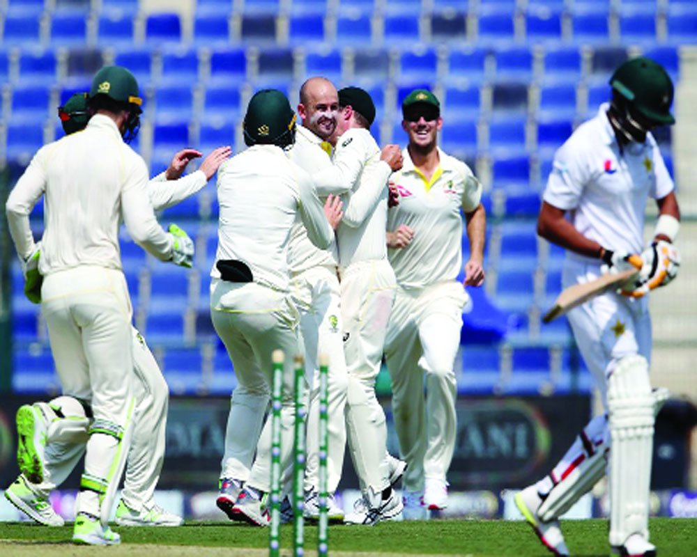 Pak fight back after Aus attack