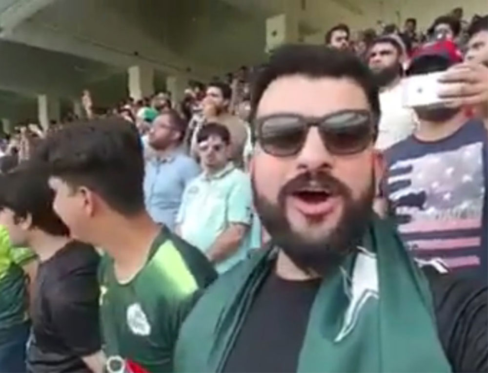Pakistani man sings Indian national anthem at Indo-Pak match