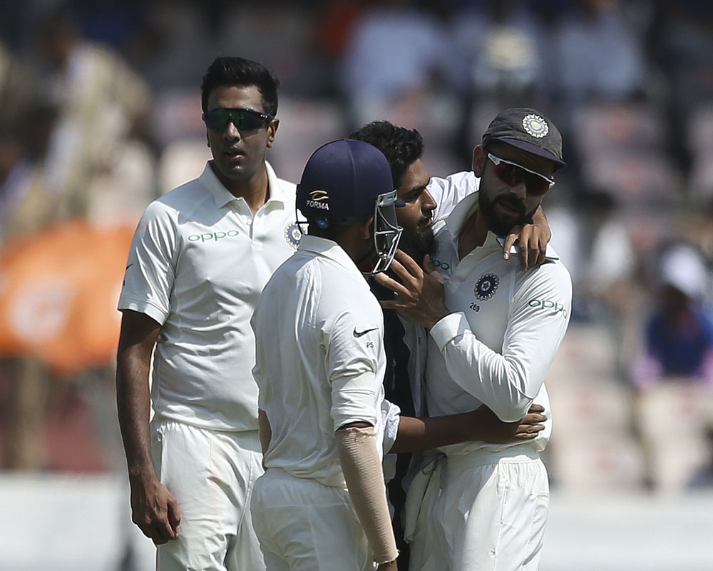 Selfie with Virat: Another fan breaks security cordon during Test match