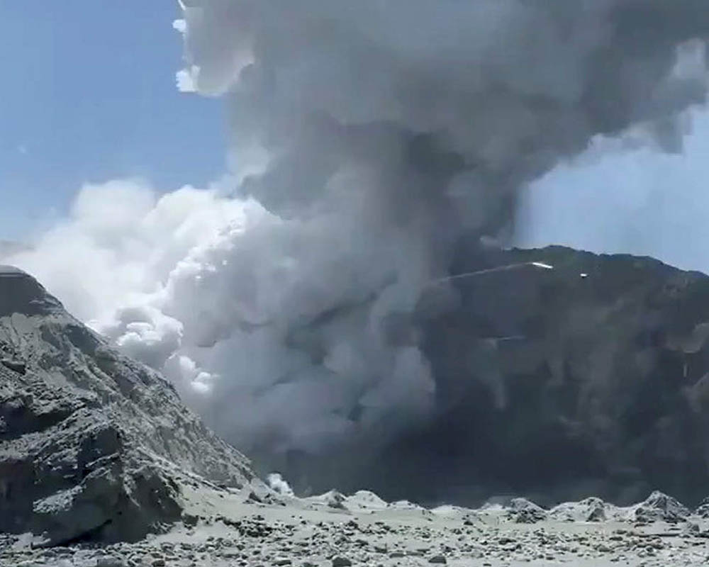 1 dead, others missing in eruption of New Zealand volcano