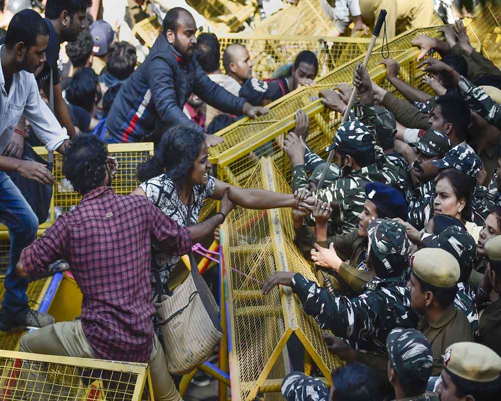 About 100 JNU students detained, some injured in baton-charge by police