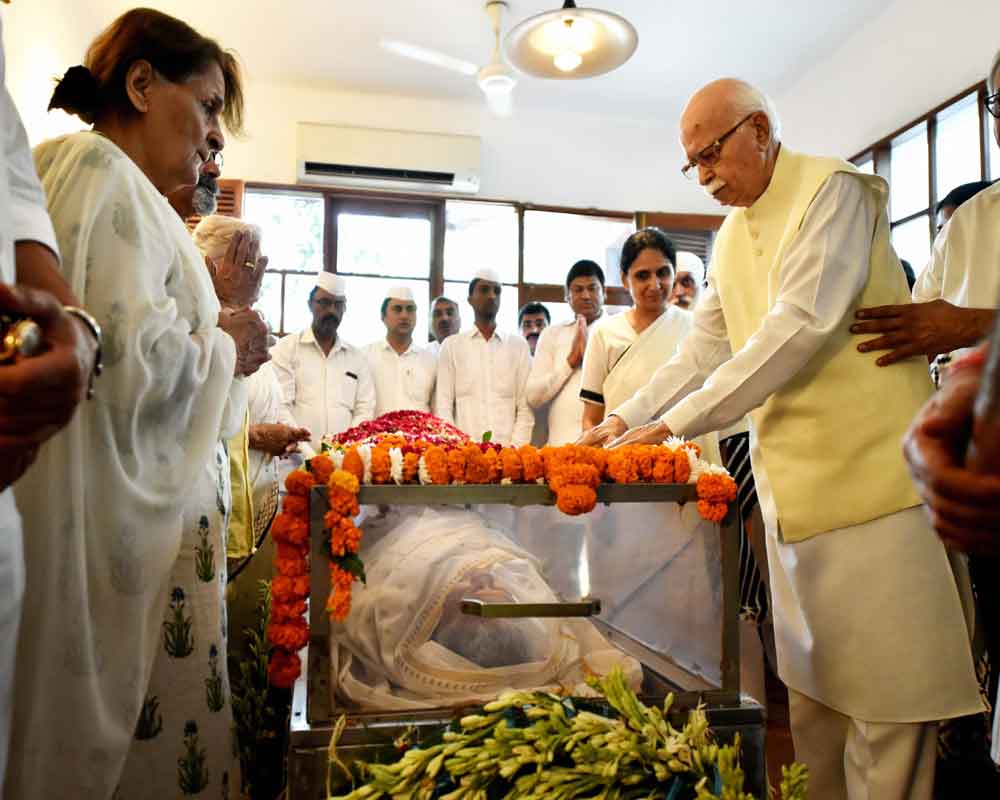 Advani, Swaraj pay homage to Dikshit