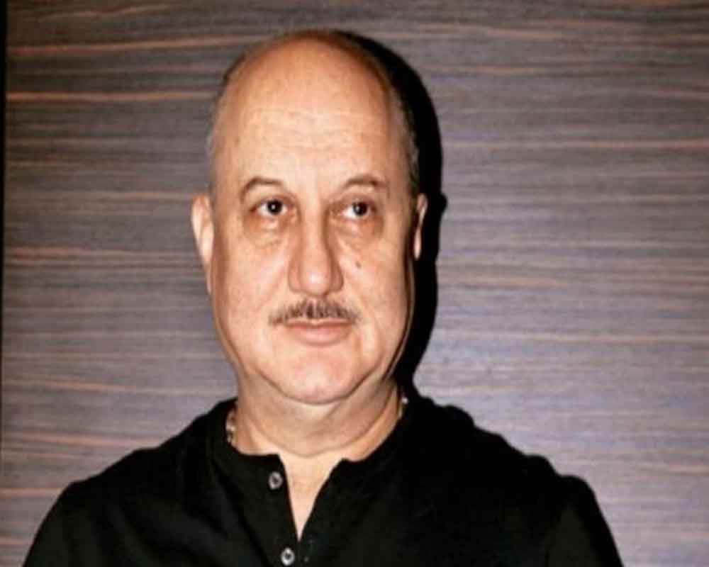 Anupam shares video of SRK's Kenyan fan singing 'DDLJ' song