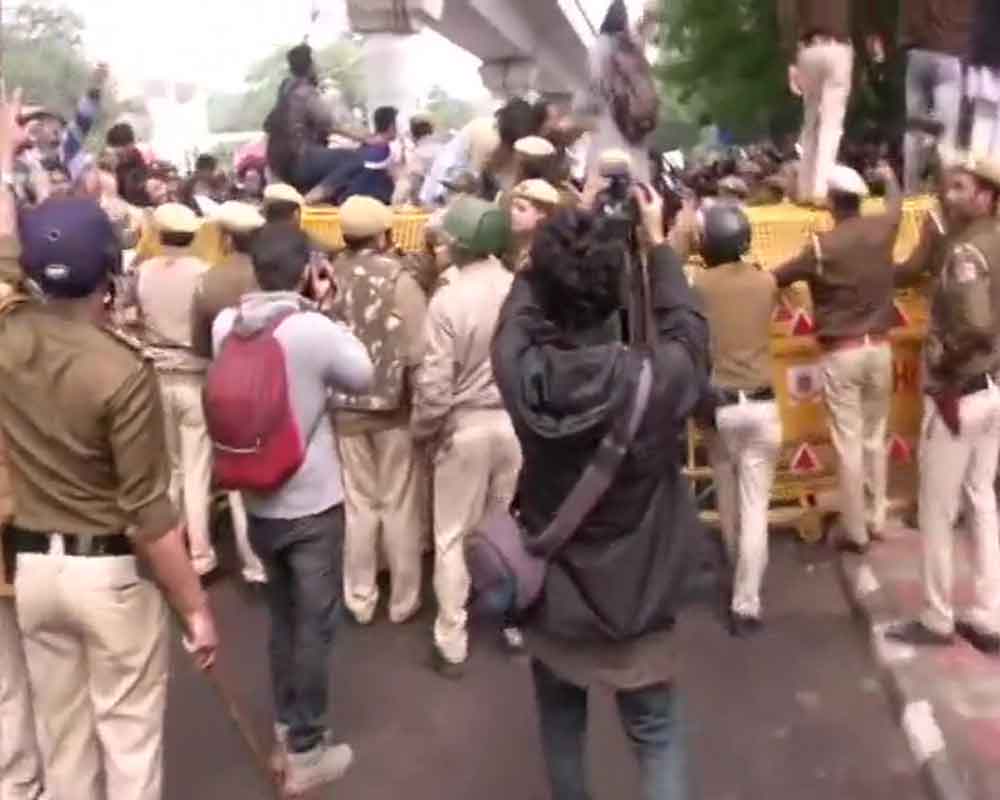 CAB protest by Jamia students turns violent; police lathicharge protestors