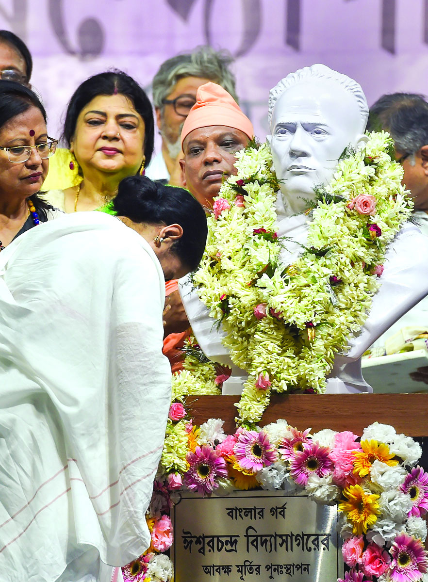 Didi unveils Vidyasagar bust, threatens Prez rule aftermath