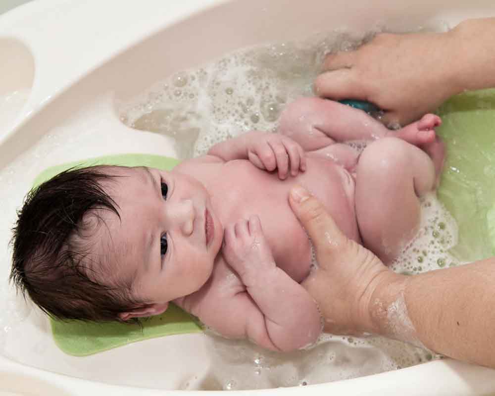 Expert advice on bathing your baby the right way