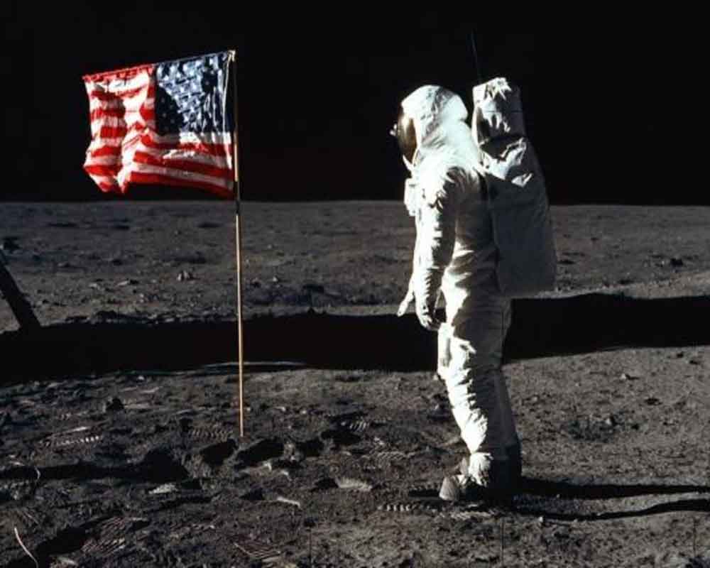 1 вступил на луну. Армстронг первый на Луне.