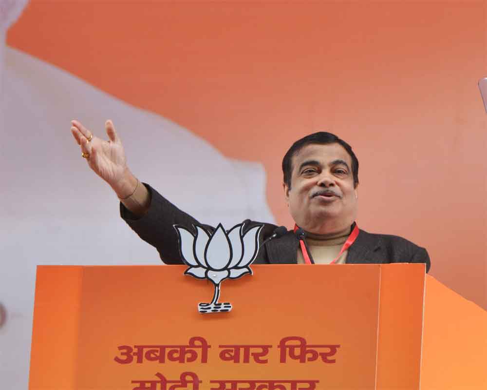 Gadkari holds talks with BJP, MGP leaders to select new Goa CM
