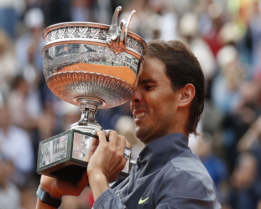 3 кубков на мужчину. Nadal Roland GARROS Trophy. Надаль все трофеи. Статуя Надаля во Франции фото.