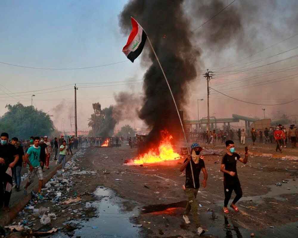 Iraqi protesters defy curfew as violence leaves 31 dead
