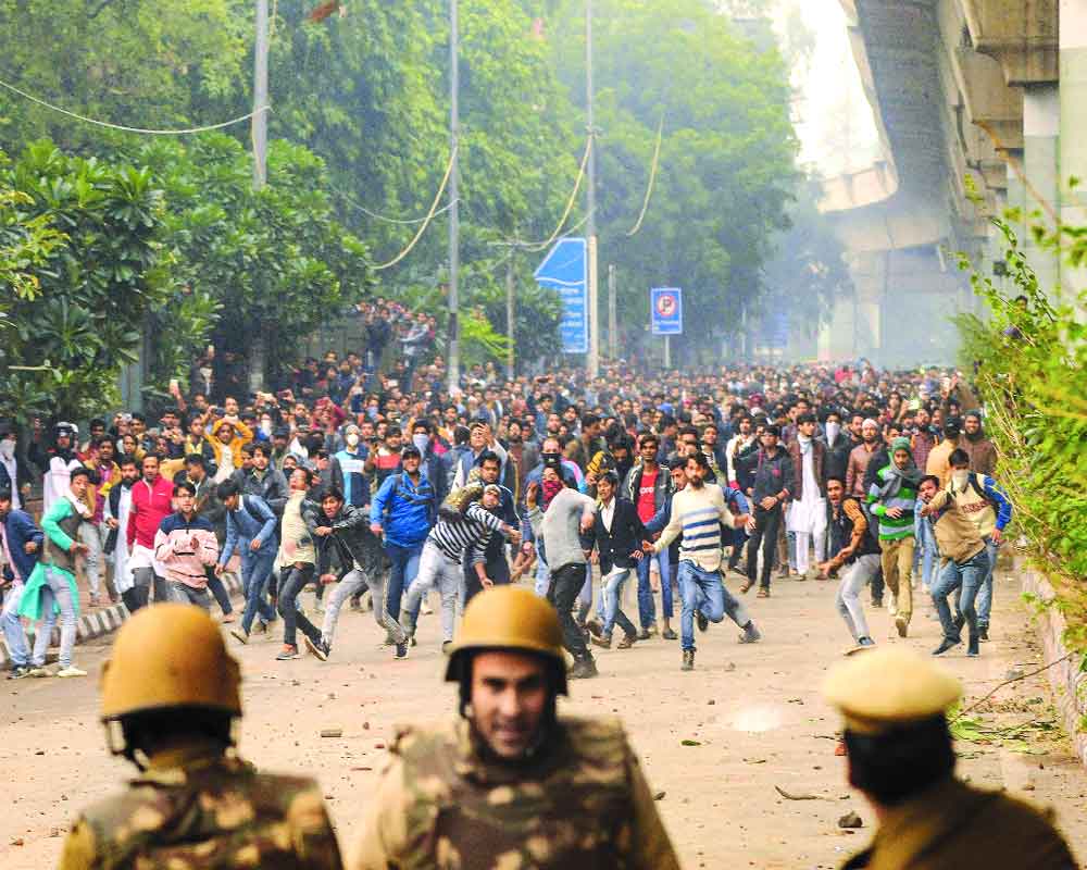 Jamia agitation turns violent;  students hurt, 2 cops critical