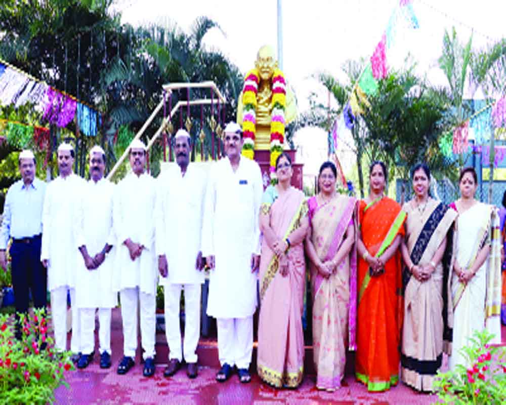 NLC India pays tribute to Gandhi