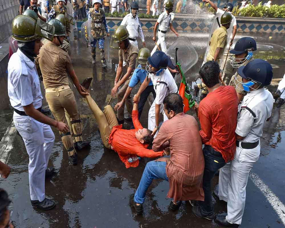 Police use batons, tear gas on BJP protestors in Kolkata
