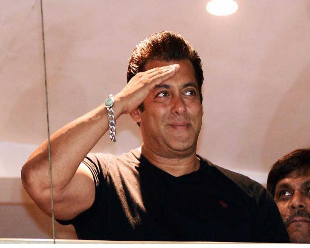 Salman completes 31 yrs in B'wood, thanks film industry