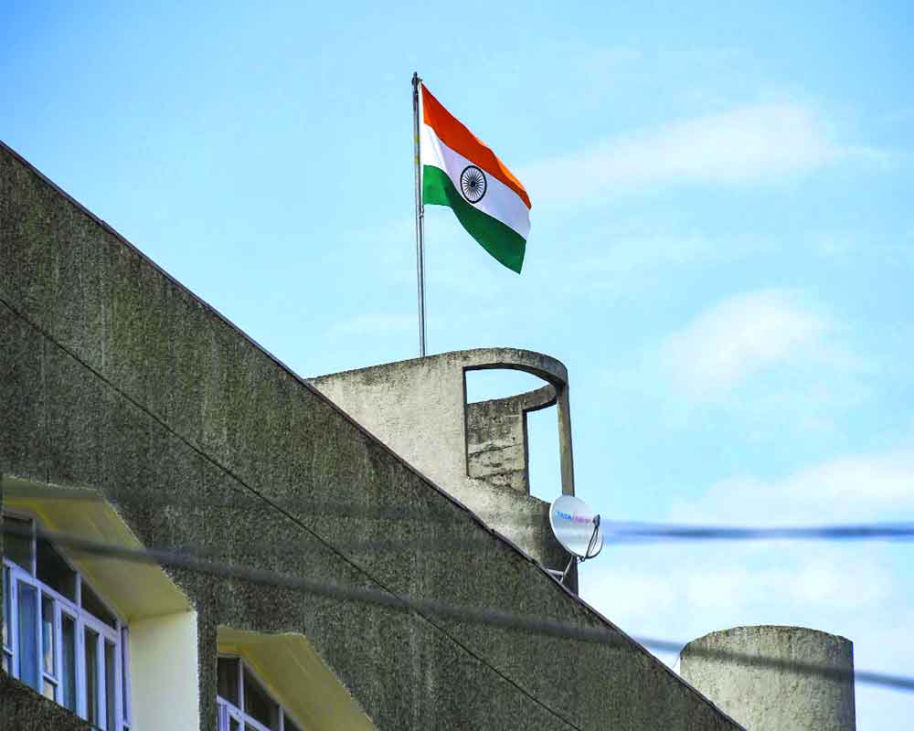 Secretariat takes off J&K flag, nails tricolour to mast