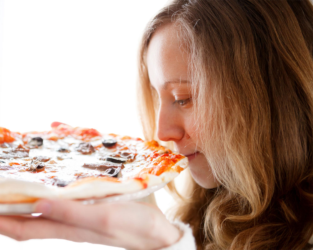 Smelling high-calorie food for 2 minutes can help you eat less