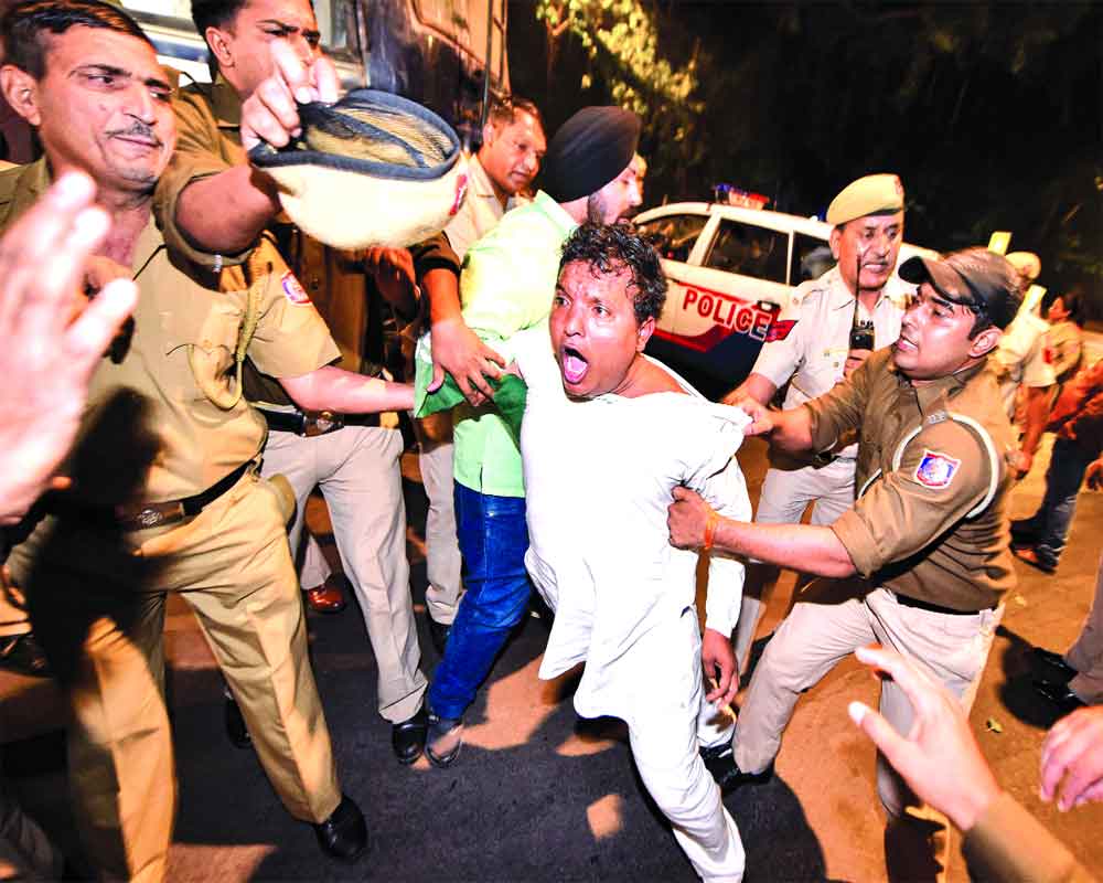 Sonia, Rahul, Priyanka taken off SPG cover