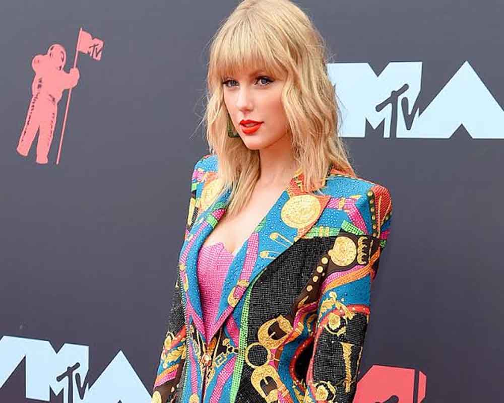Taylor Swift banned from singing own songs; gets swift support