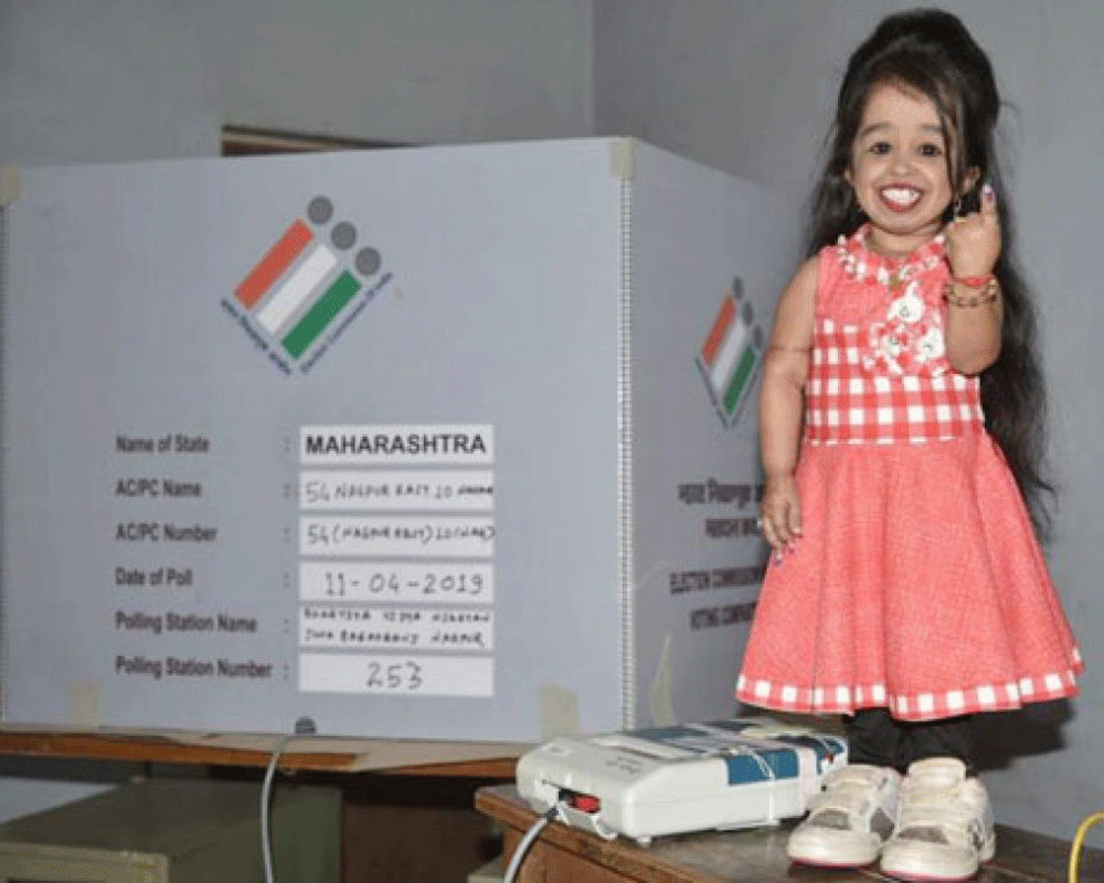 World's smallest woman votes in Nagpur