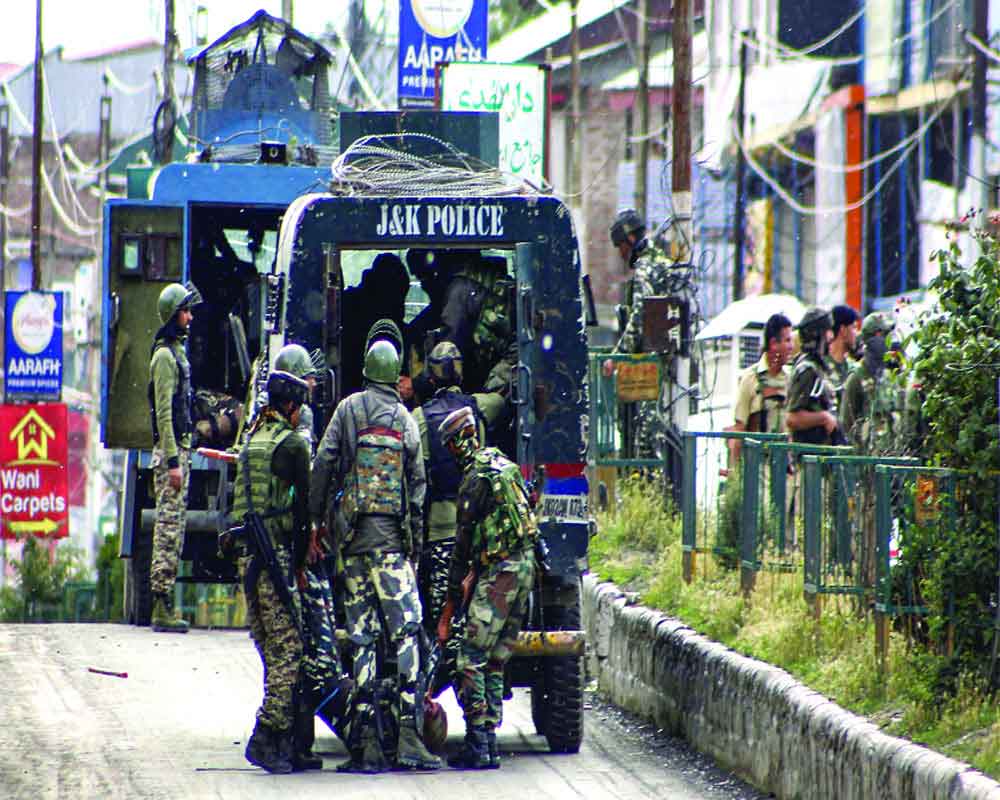 2 BSF personnel killed in Kashmir, their weapons looted