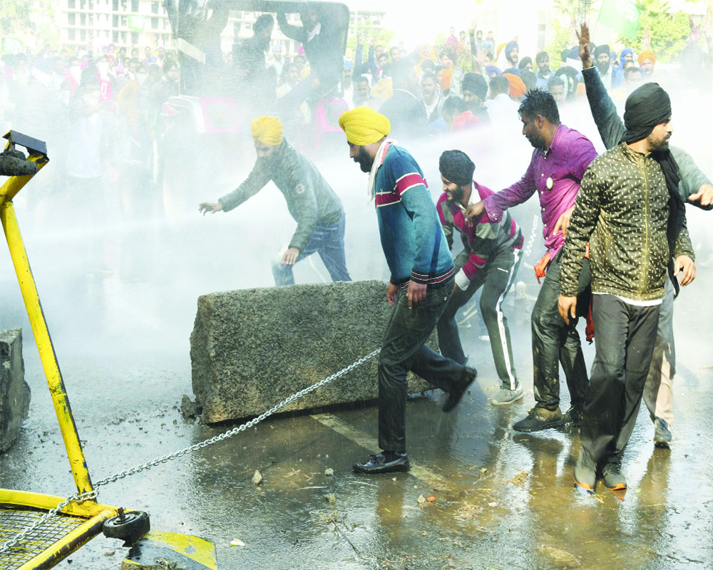 Farmers brave water cannons for Delhi Chalo