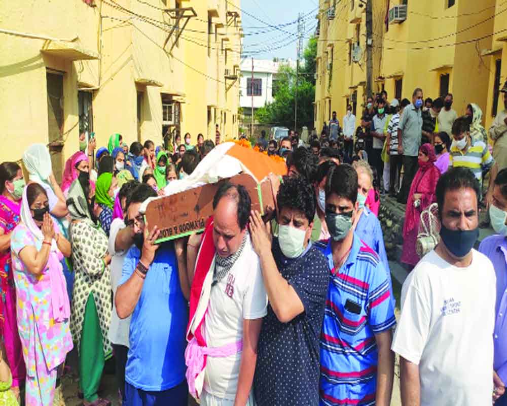 In dead of night, bereaved Kashmiri Pandit leaves village again after 30 yrs