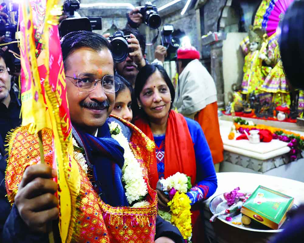 Kejriwal, Tiwari on temple hopping a day before polls