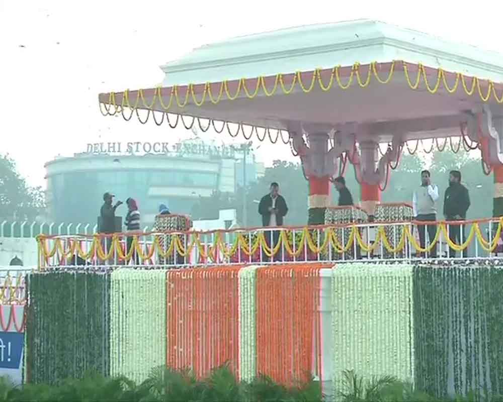 Kejriwal set to take oath as Delhi CM, tight security at Ramlila Maidan