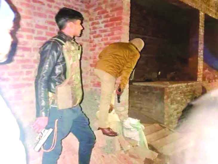 Murder accused holds 20 children hostage in UP