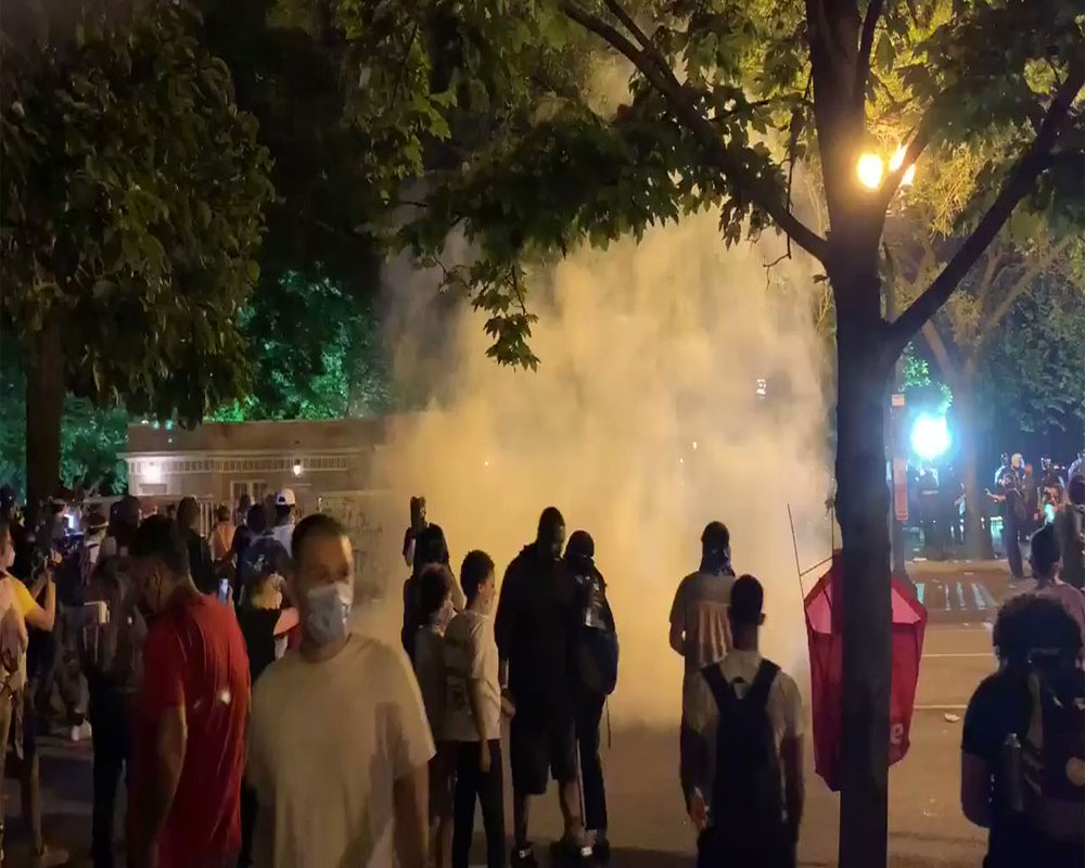 Protesters start fires near White House