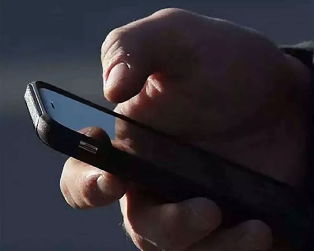 Researchers develop self-healing smartphone display material