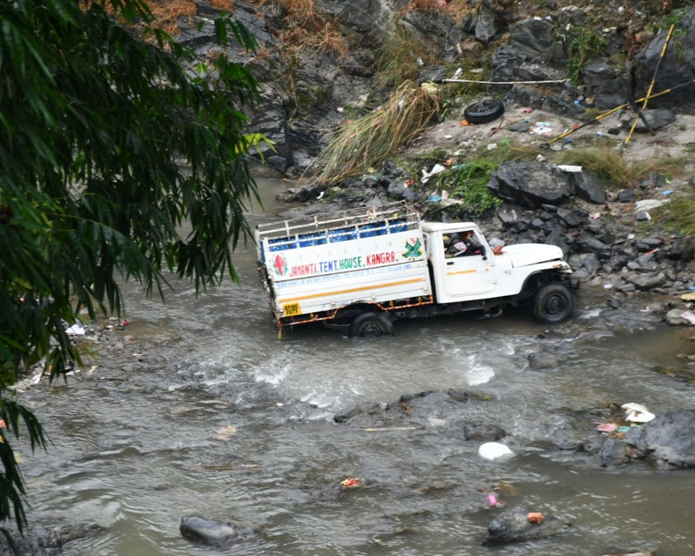 Seven dead after vehicle falls in khud in Himachal