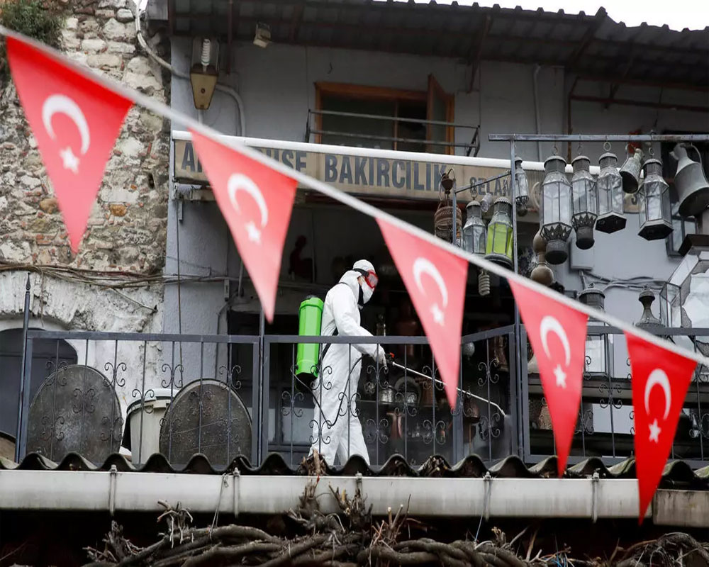 Turkey confirms 32 deaths, 1,141 new COVID-19 cases