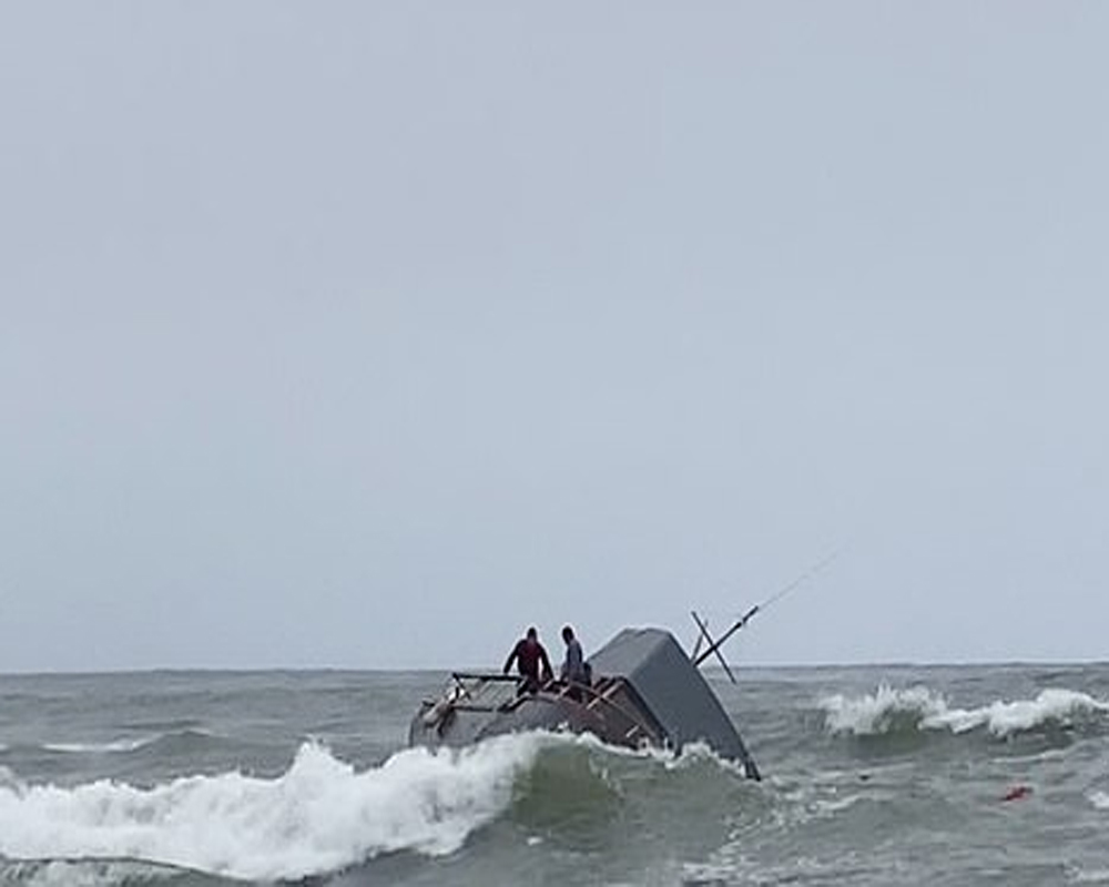 2 killed, 23 hurt when boat capsizes off San Diego coast