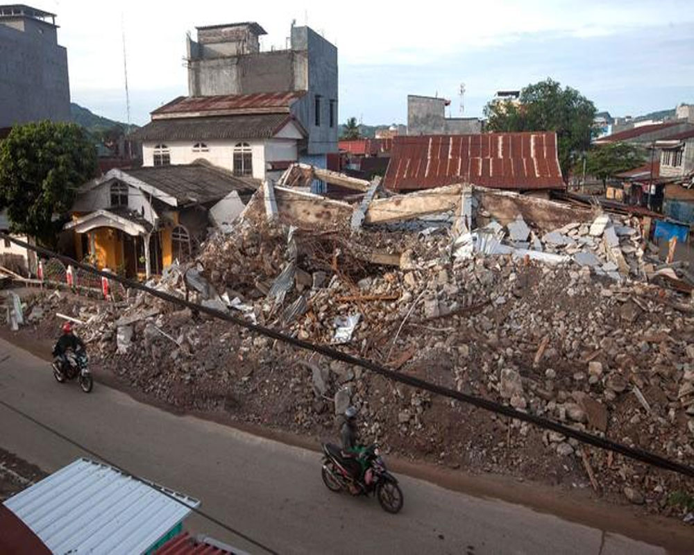 Aid effort intensifies after Indonesia quake that killed 81
