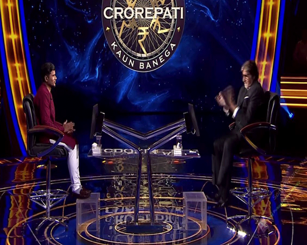Big B turns 'delivery man' for 'KBC 13' contestant