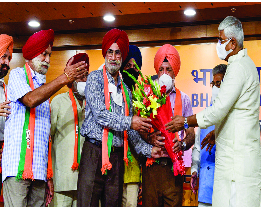 BJP gains 6 prominent Sikh faces in Punjab