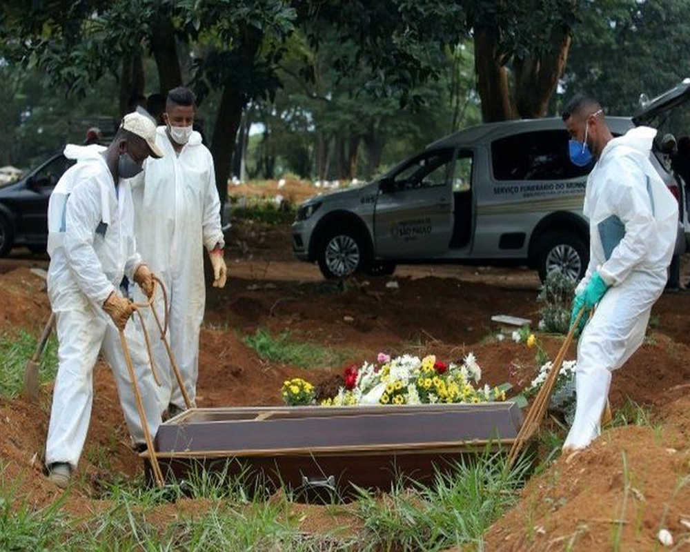 Brazil's daily COVID-19 death toll tops 2,000