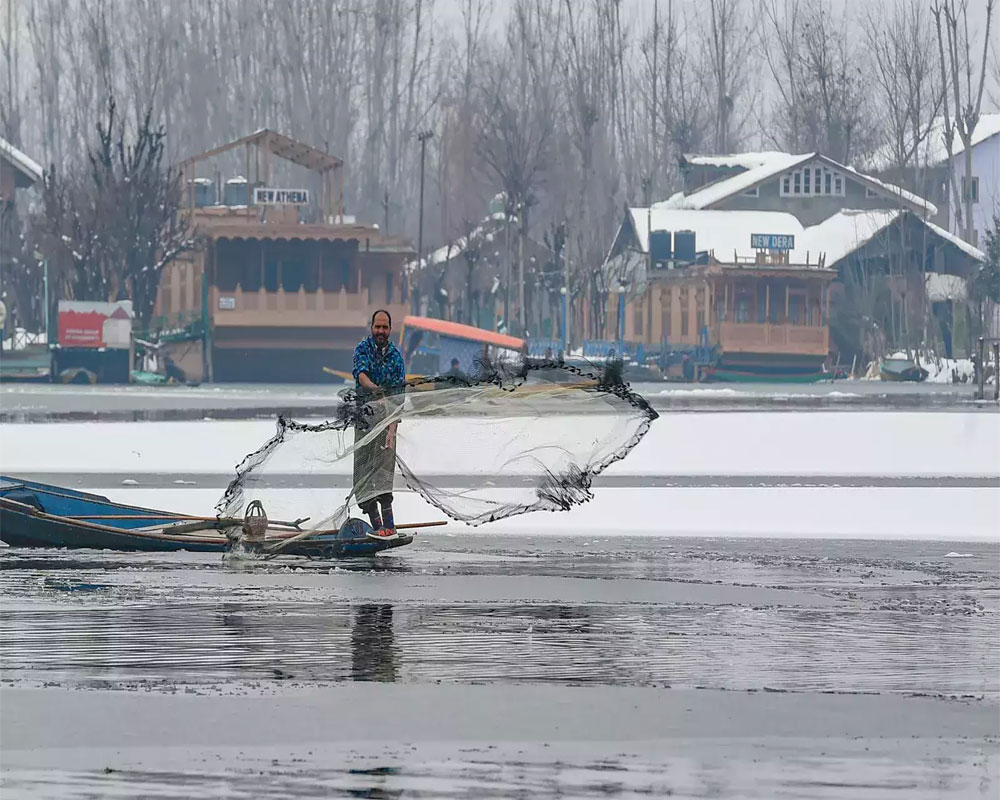 Dal Lake partially freezes, Srinagar records coldest night in 30 years