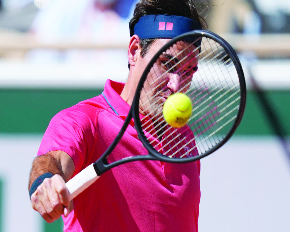Federer wins on return to paris