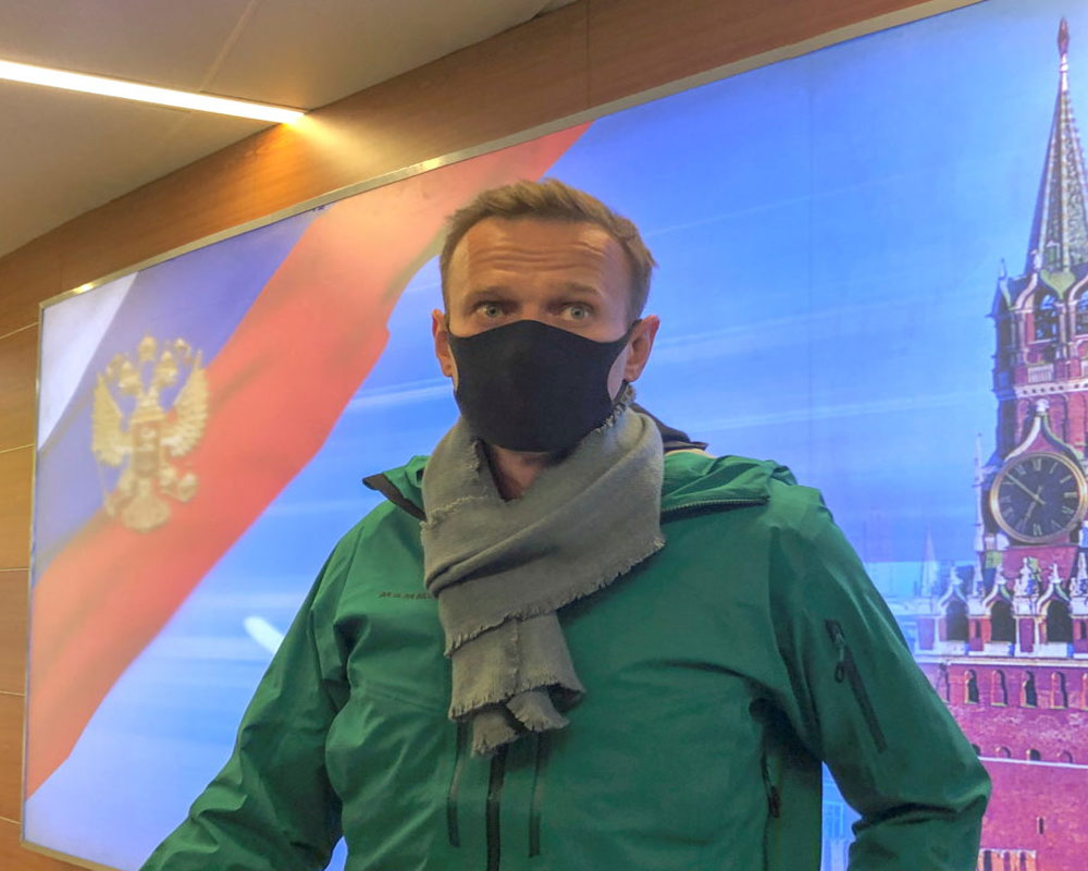 Kremlin critic Navalny detained after landing in Moscow