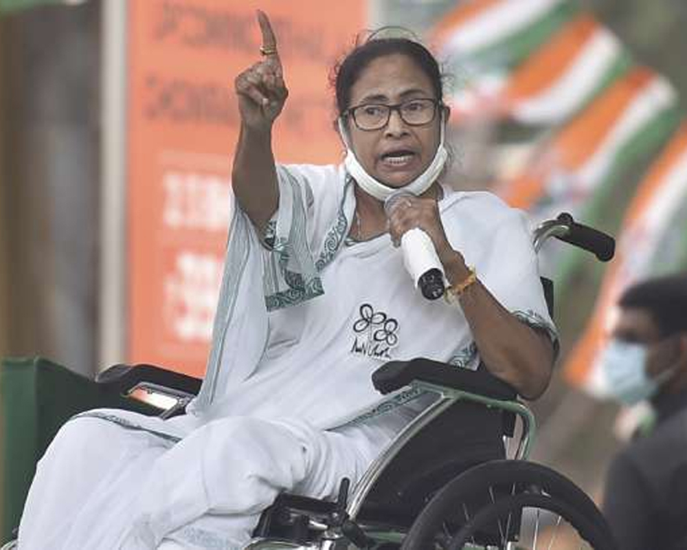 Mamata stages dharna in Kolkata to protest EC's move to ban her campaign for 24 hrs