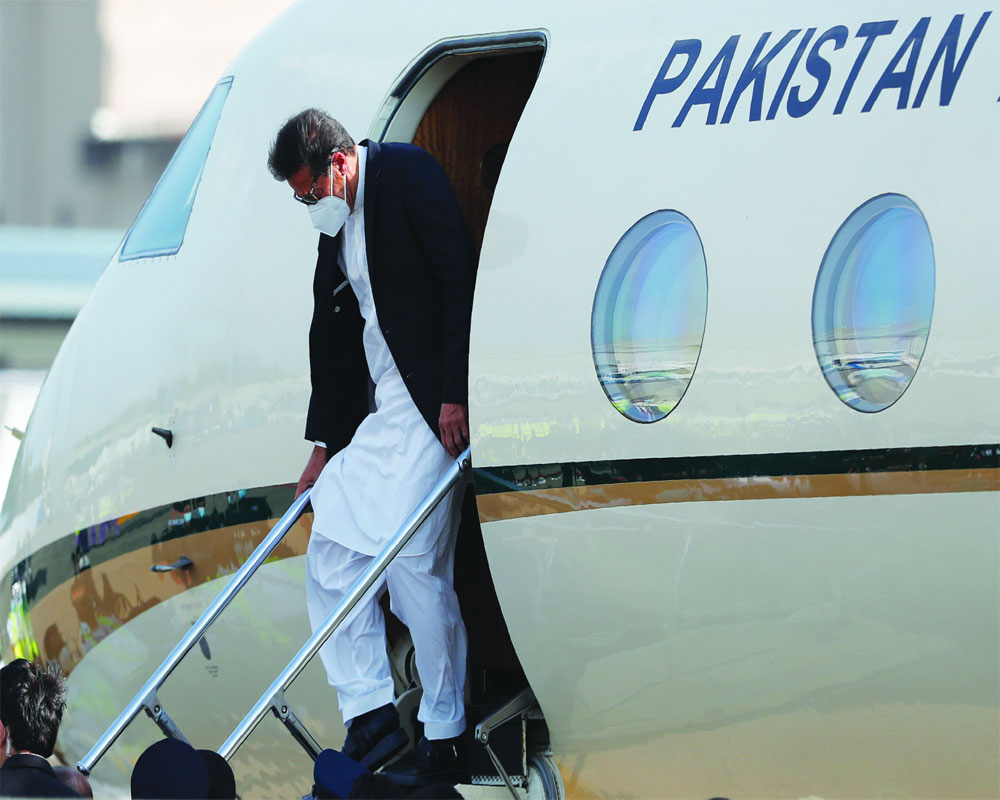 Pak PM reaches Lanka, Delhi allows Imran plane to fly over Indian airspace